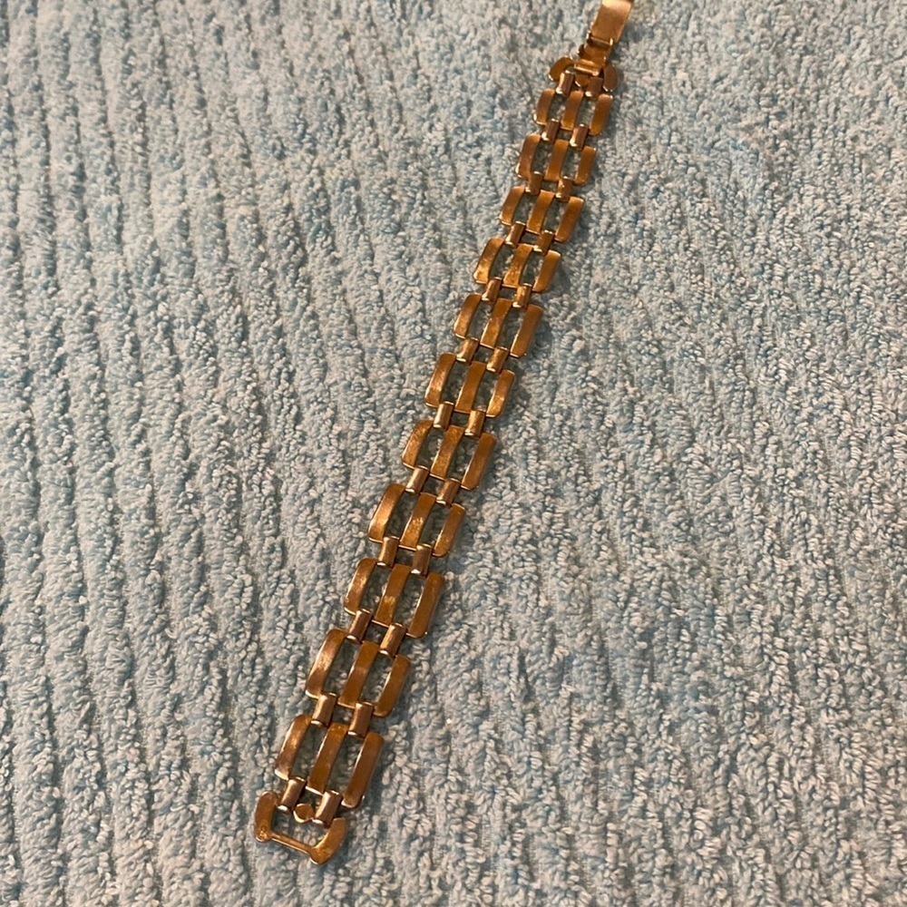 Costume Gold Bracelet fits up to 8 inches (FE)